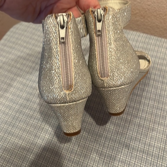Girls Sz 3 Nordstrom 1901 Silver Sparkly Wedge Heels - Picture 4 of 14